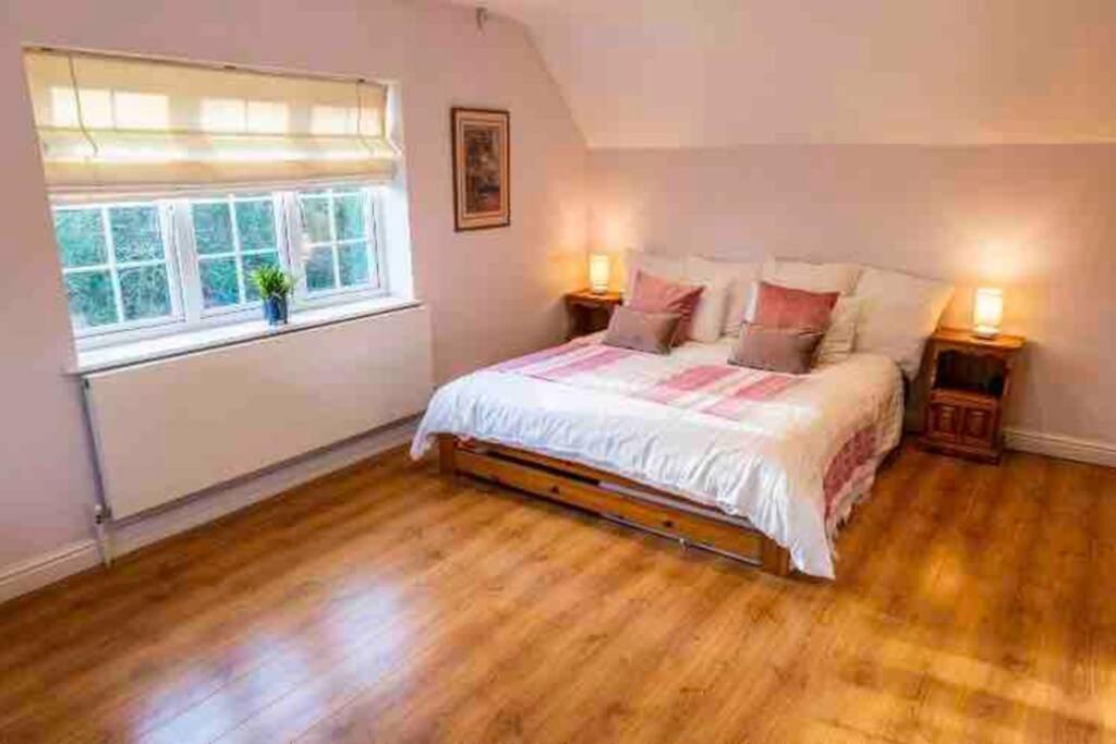 Langford Farmhouse - New Forest National Park Luxury 4Bd, Hot Tub, Cinema, 10 Acres Bartley エクステリア 写真