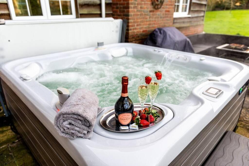 Langford Farmhouse - New Forest National Park Luxury 4Bd, Hot Tub, Cinema, 10 Acres Bartley エクステリア 写真