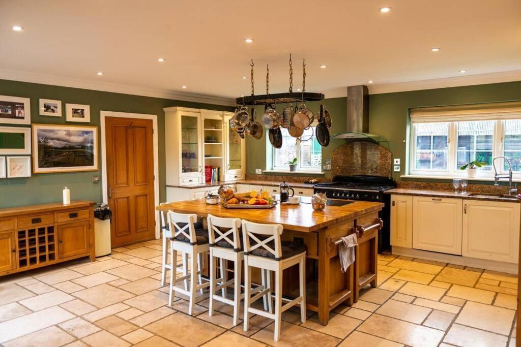 Langford Farmhouse - New Forest National Park Luxury 4Bd, Hot Tub, Cinema, 10 Acres Bartley エクステリア 写真