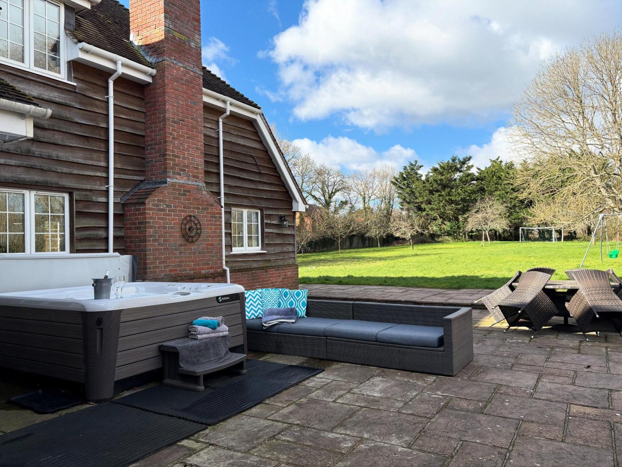 Langford Farmhouse - New Forest National Park Luxury 4Bd, Hot Tub, Cinema, 10 Acres Bartley エクステリア 写真